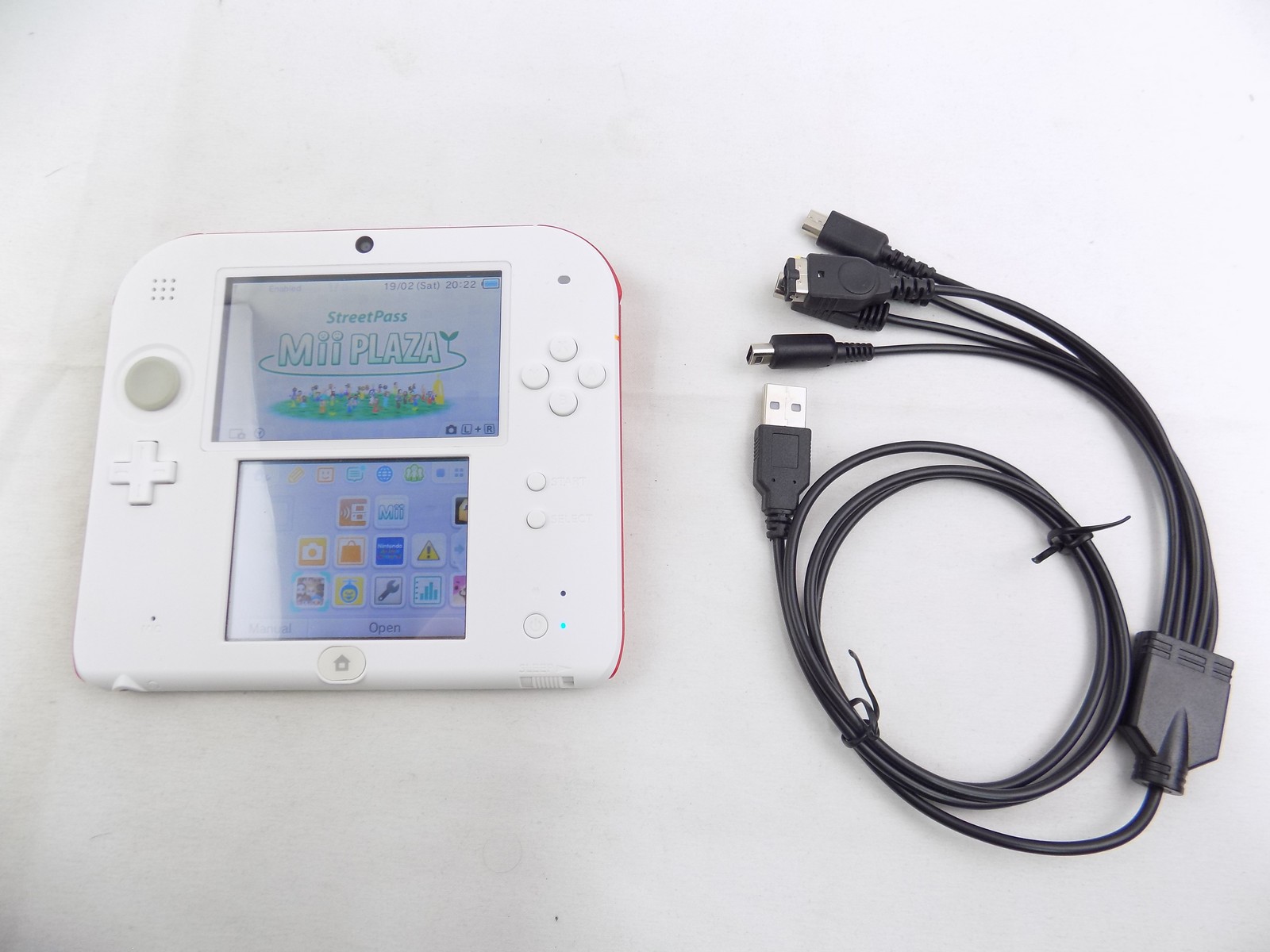 Nintendo saving 2ds Handheld Bundle (2 Games + Charger)