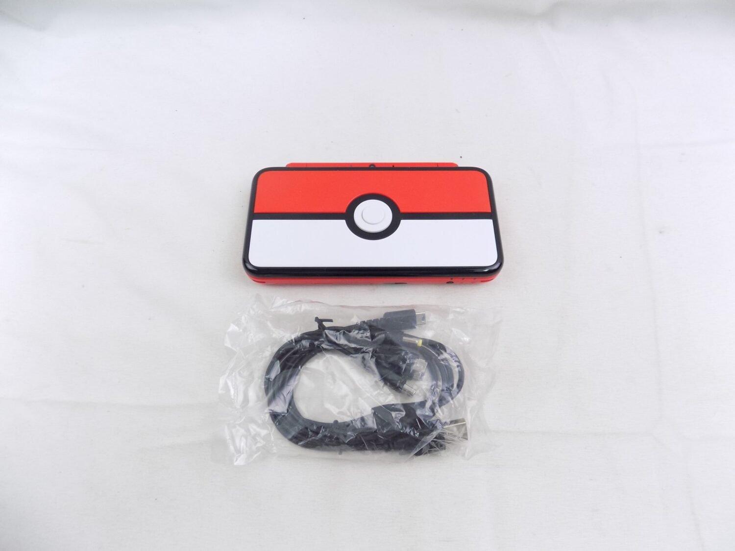 Nintendo 2DS XL Pokemon Poke Ball Edition Handheld Console Inc Charger