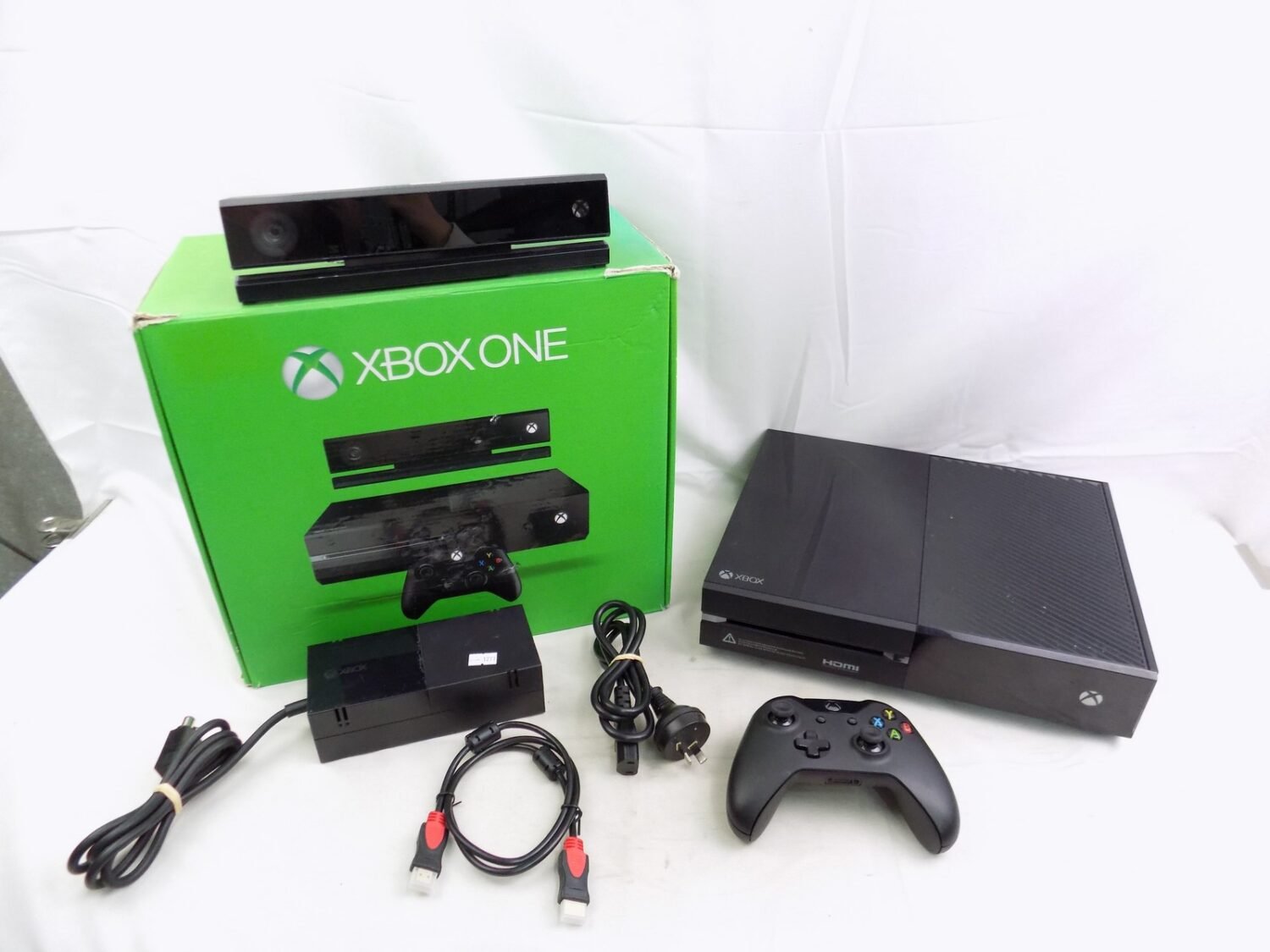Boxed Like New Xbox One Console with Controller, Kinect and Cables /3