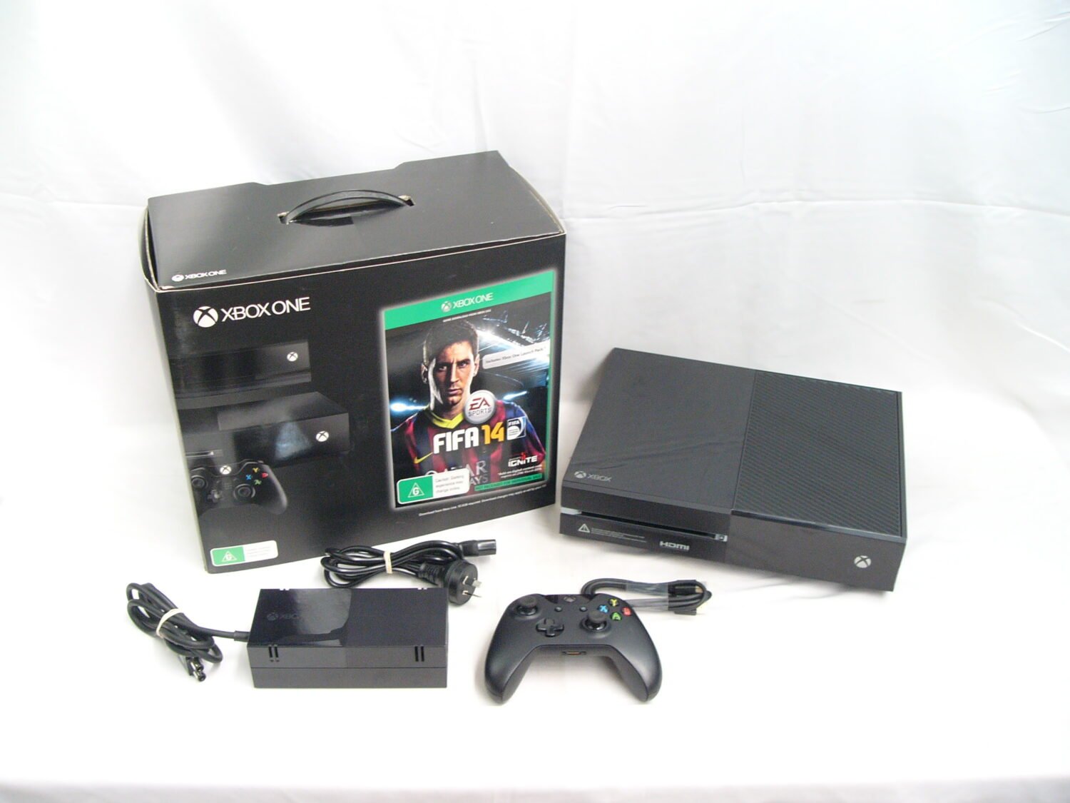 Boxed Like New Xbox One Fifa 14 Day One Edition Console + Controller