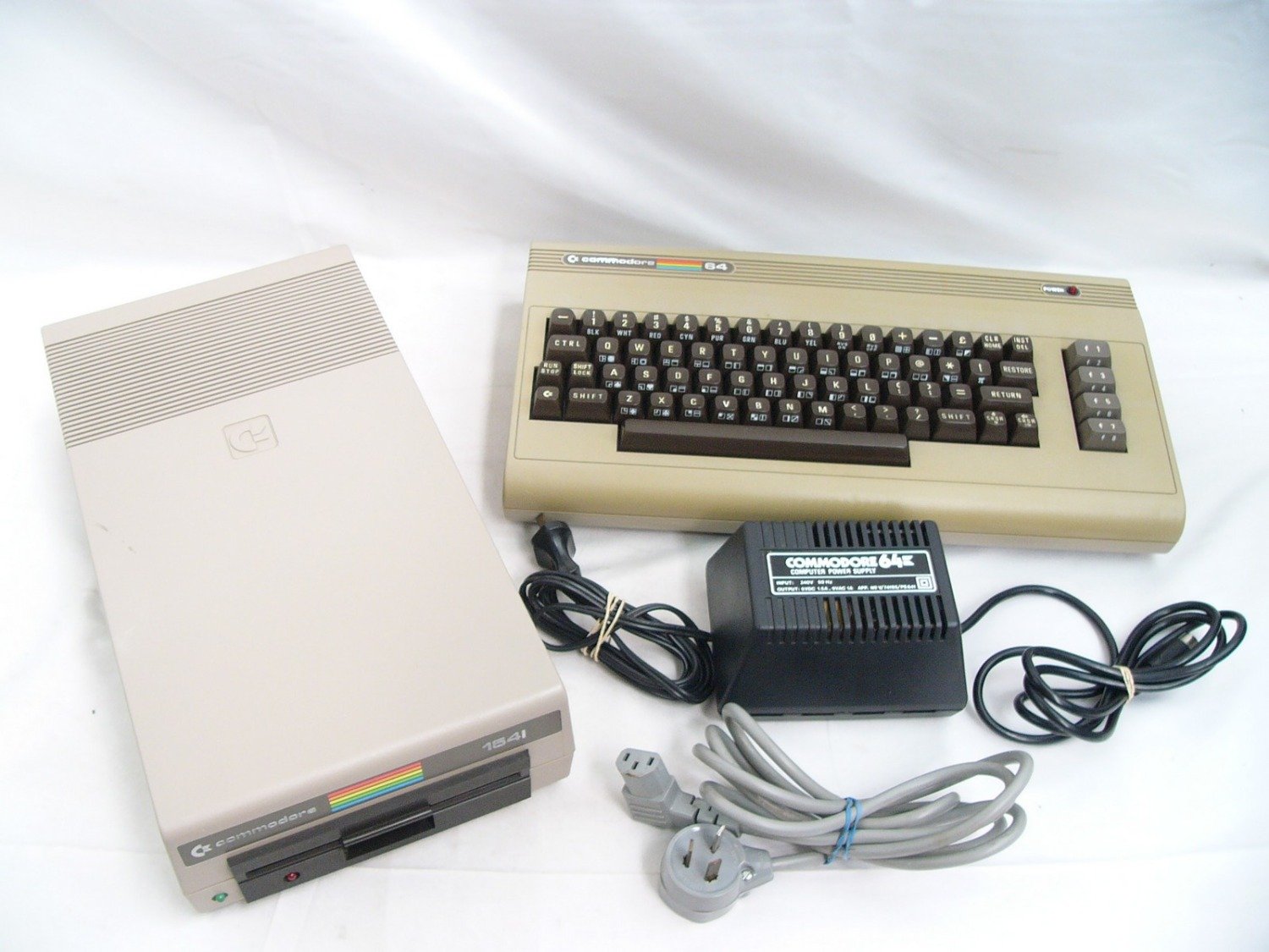 Like New Commodore 64 C64 Bread Bin with 1541 Floppy Drive and Cables