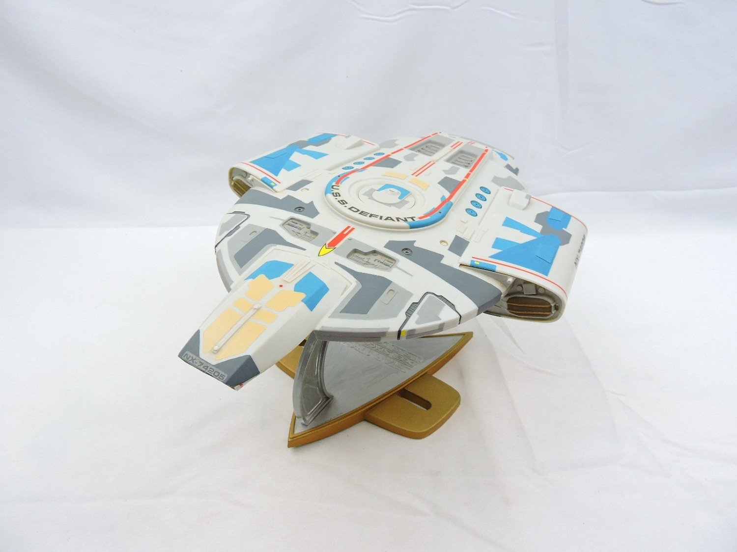 ERTL Star Trek Deep Space Nine U.S.S. Defiant NX-74205 Model Kit