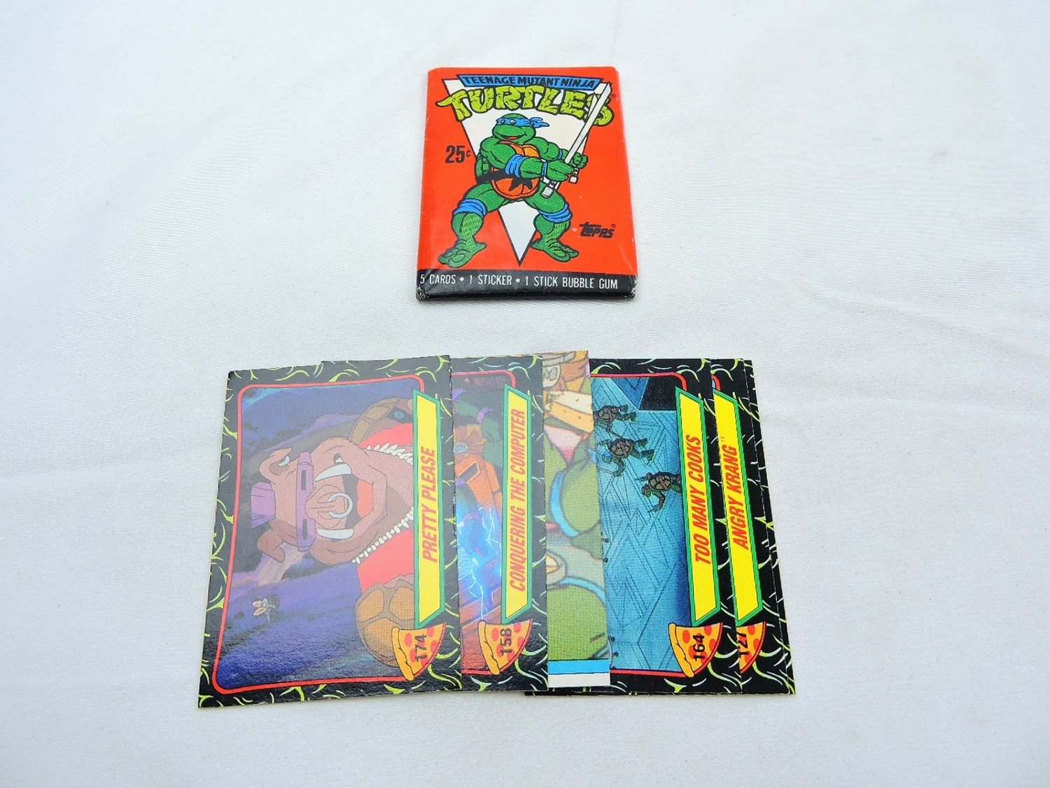 Brand New and Sealed Topps Teenage Mutant Ninja Turtles 1989 (Leonardo) Trading Card Booster Pack with Extras